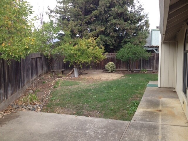 Building Photo - 4 Bed | 2 Bath | 1814SF | 2 Car Garage | Single Story |  Tenant pays $175 monthly for WS&G