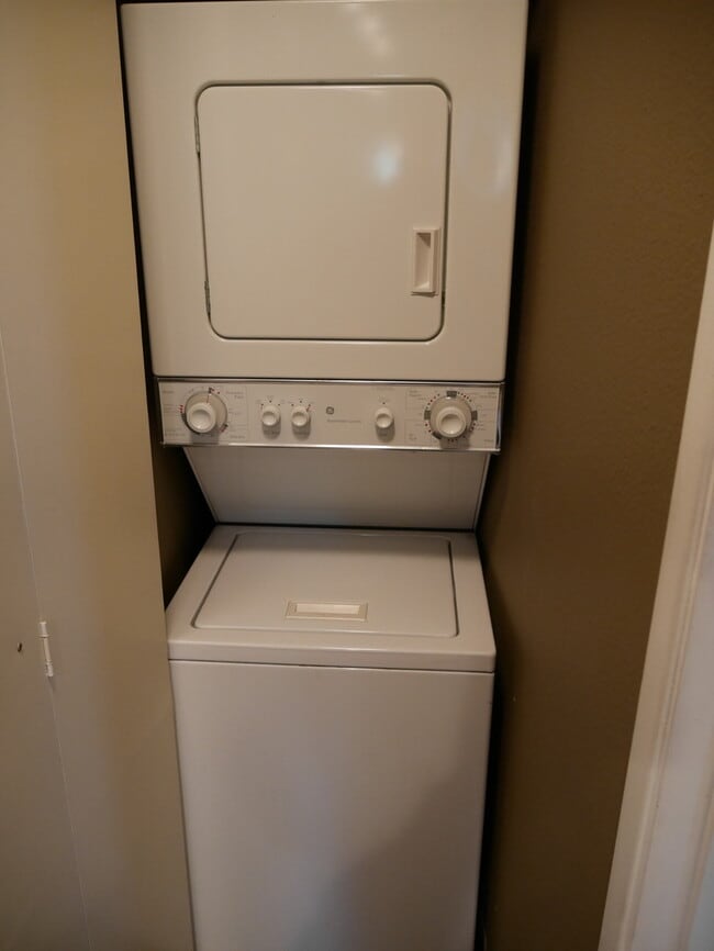 Building Photo - Spacious 1 Bedroom Near Kirkland Waterfront!