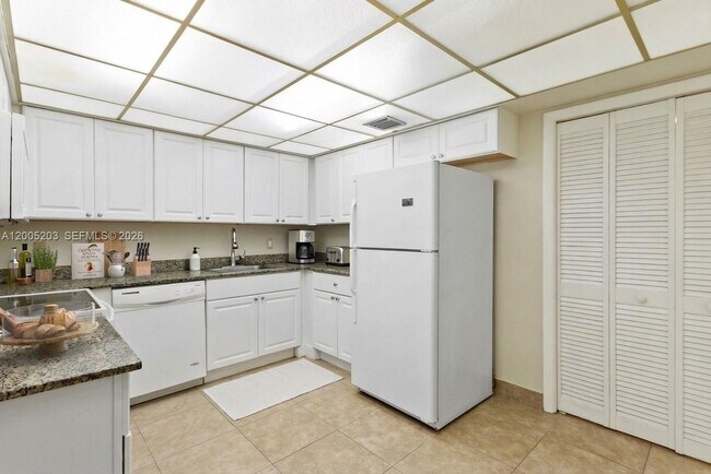 Building Photo - 16400 Golf Club Rd