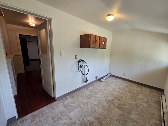 Building Photo - Garland District Home!