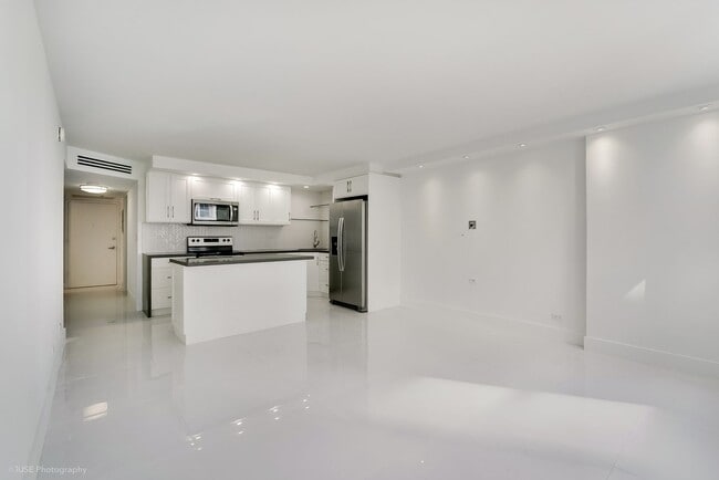 Building Photo - 6039 Collins Ave