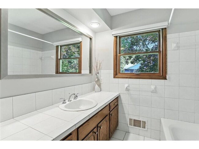 Building Photo - 455 Black Oaks Ln N