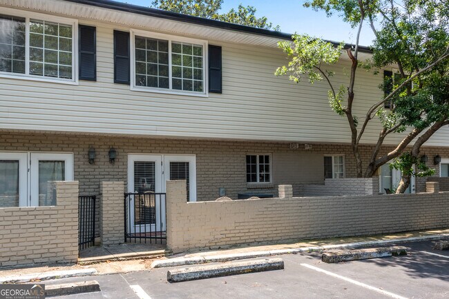 Building Photo - 6940 Roswell Rd