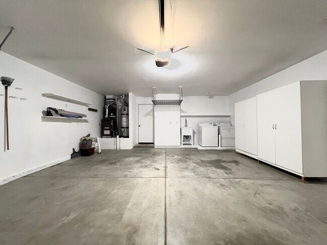 Building Photo - AVAILABLE NOW!!! 3 Bedroom 2 Bathroom Home in La Quinta