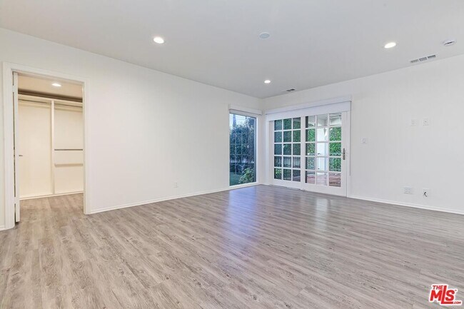 Building Photo - 204 S Camden Dr