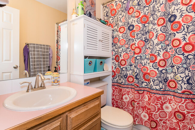 Building Photo - 4BD/ 3.5BA Furnished Townhome in South Bou...
