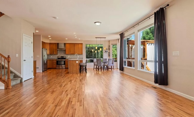 Building Photo - Huge room in a large shared home, private bathroom, walk in closet, great neighborhood, friendly ...