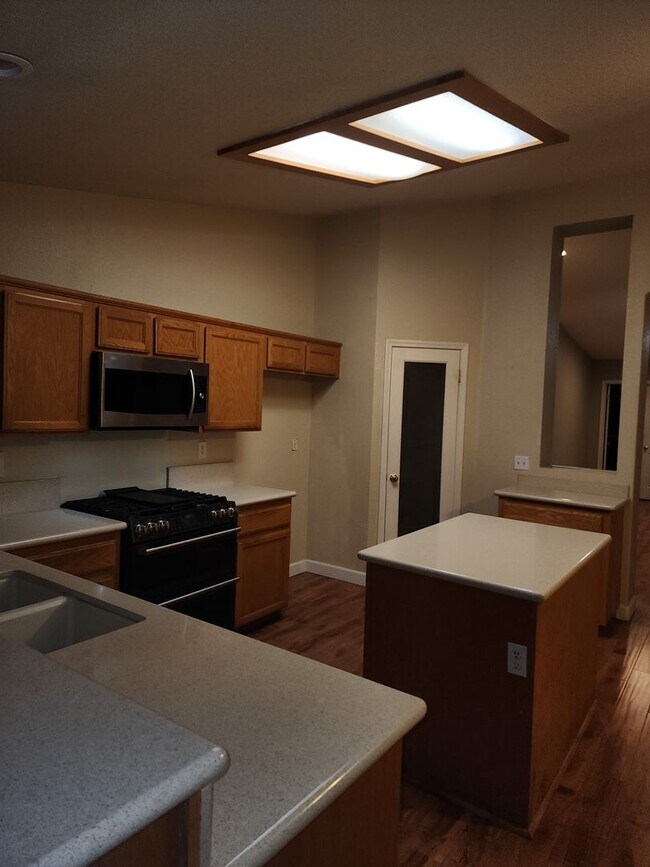 Building Photo - 4 Bedroom 3 Bathroom in the Sylvan School District