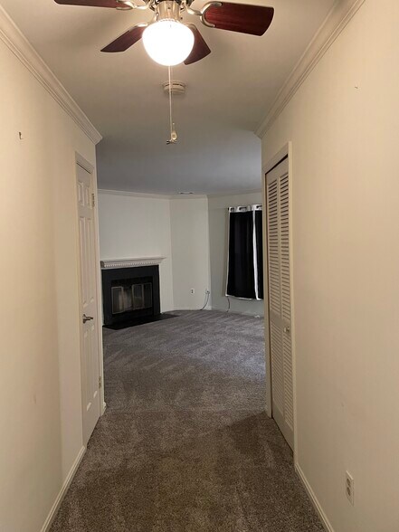 Building Photo - 8 Deer Run Ct