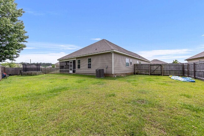 Building Photo - "Charming 3-Bedroom Home with 2 Full Baths...