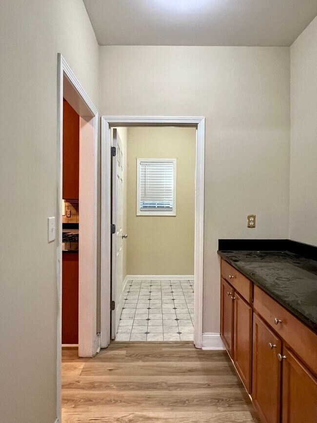 Building Photo - Large 4 Bedroom 2.5 Bath Home