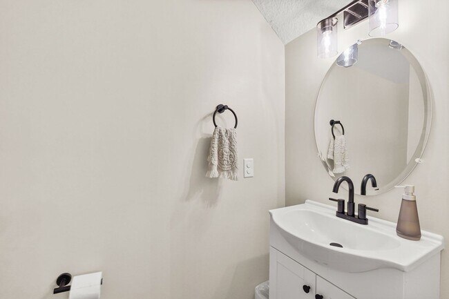 Building Photo - Like New Construction in Ludowici