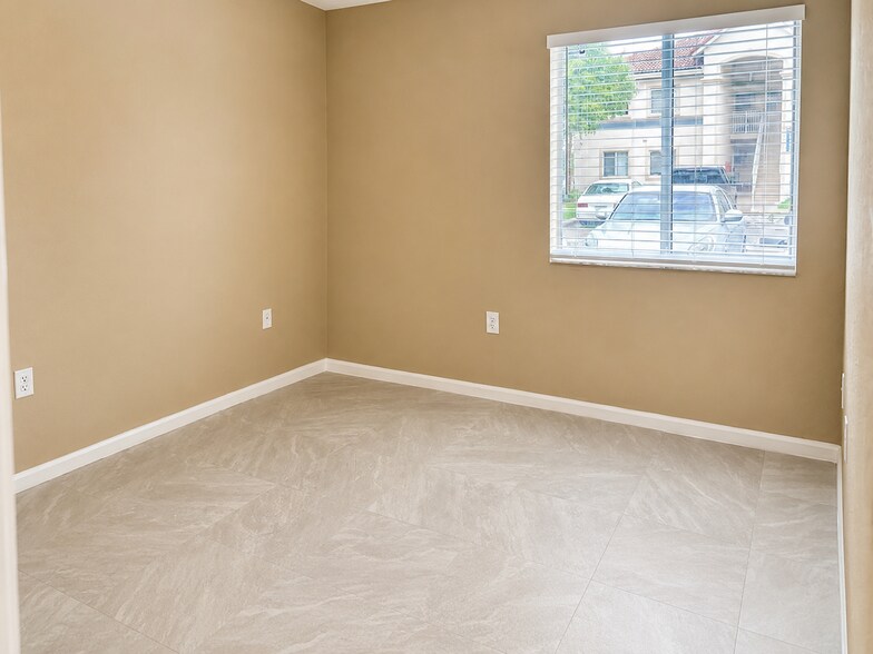 Building Photo - 1103 Golden Lakes Blvd