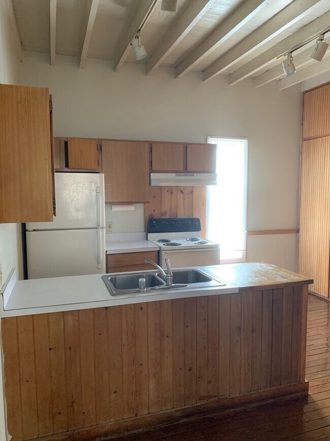 Building Photo - Off Street Parking on Park Ave-Available A...