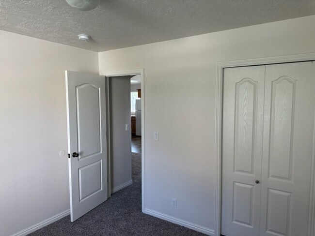 Building Photo - 943 Mount Hood Pl N