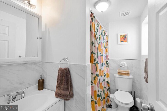 Building Photo - 530 Bainbridge St