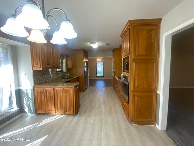 Building Photo - 2437 Bernwood Dr