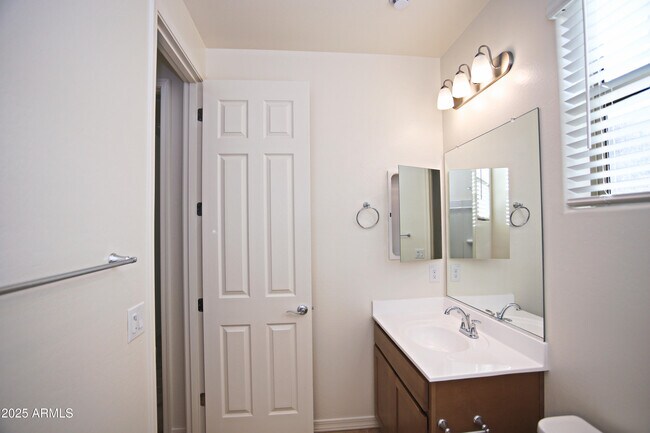 Building Photo - 977 W Finch Dr