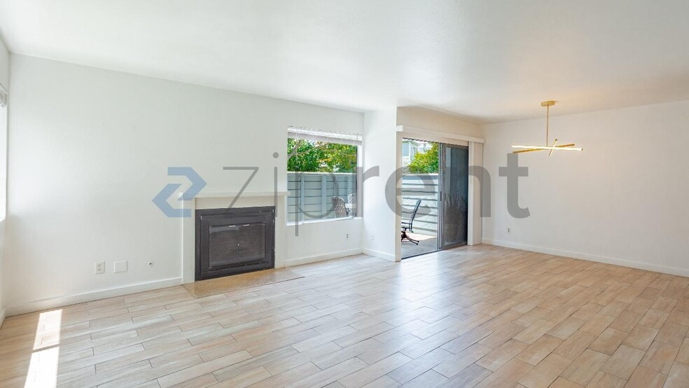 Building Photo - Unit 4