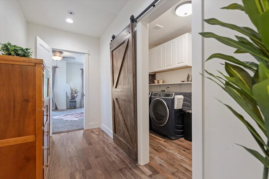 Building Photo - 15916 Hill Top Cir