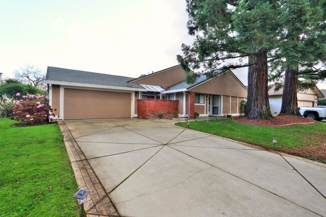 Building Photo - Beautiful corner halfplex available now for rent!