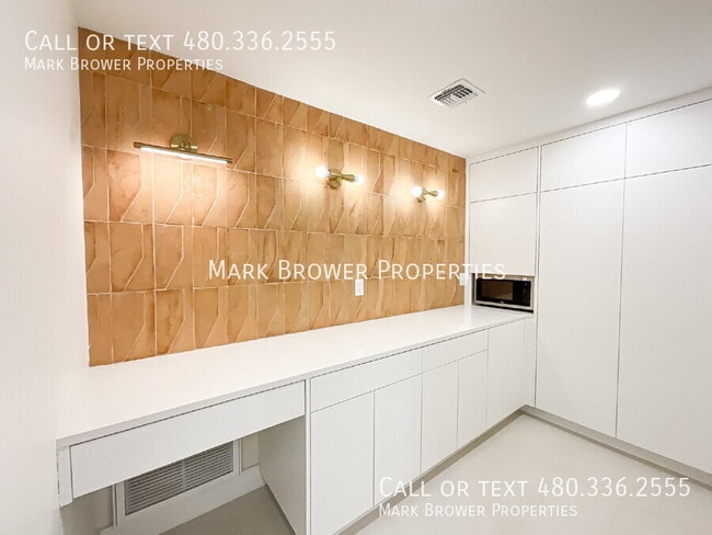 Building Photo - 228 W Royal Palm Rd