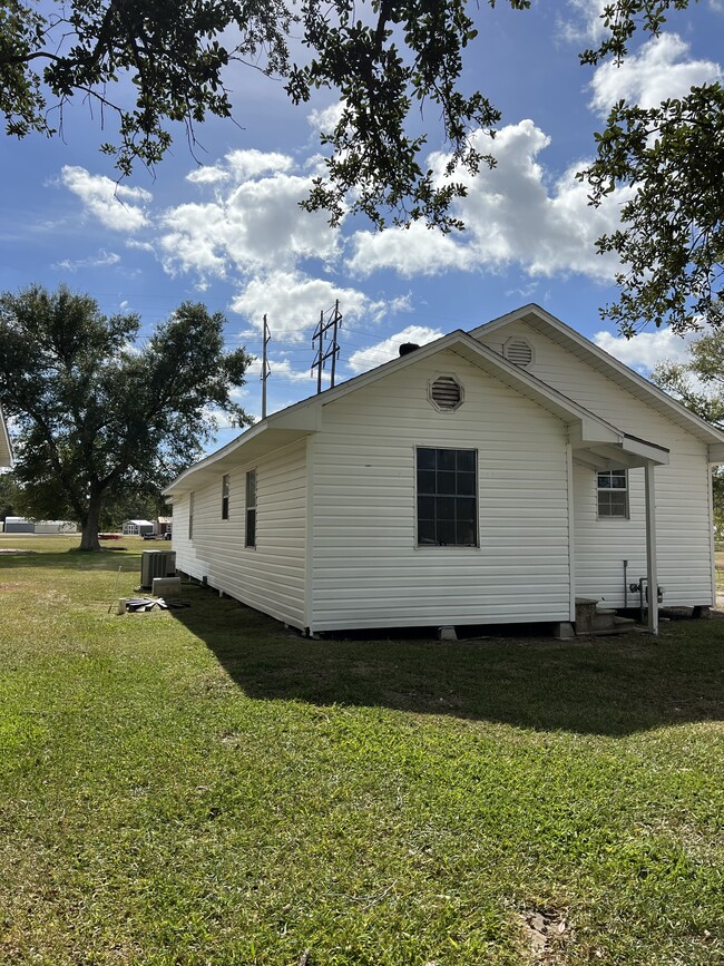 Left Side of house 620 Murbelle - 620 Murbelle Rd