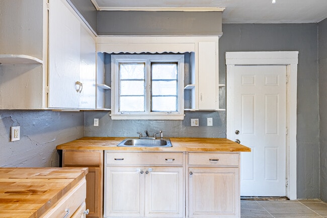 Building Photo - 243 Chamberlain St