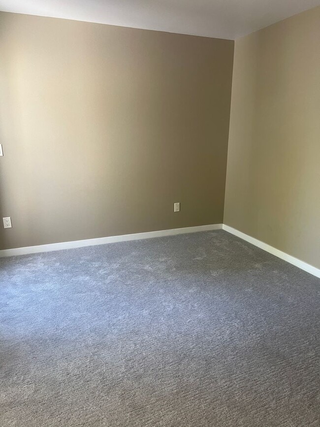 Building Photo - Stunning 2-Bedroom, 2.5-Bath Townhouse!