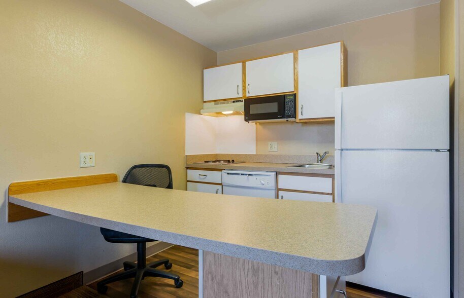 Building Photo - Furnished Studio-Phoenix - Airport - Tempe