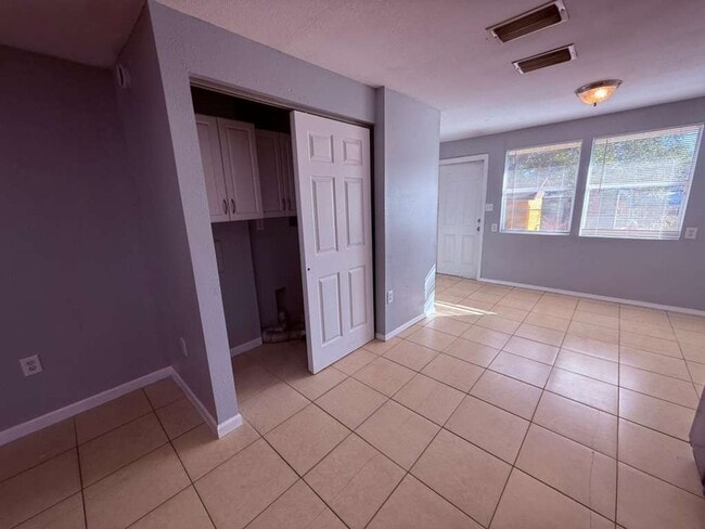 Building Photo - Beautiful Upgraded 3/2 Home in Jackson Heights!! Apply for FREE This Holiday Season!