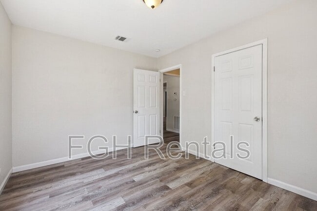 Building Photo - 2215 Hays St