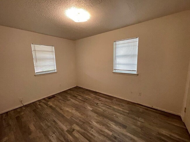 Building Photo - New paint, 3 bed 1 bath 1 car in SE Okc!