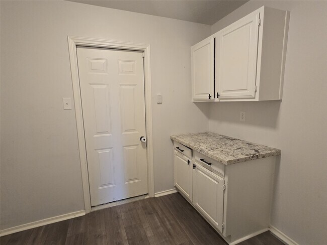 Building Photo - 610 Woodlake Cir