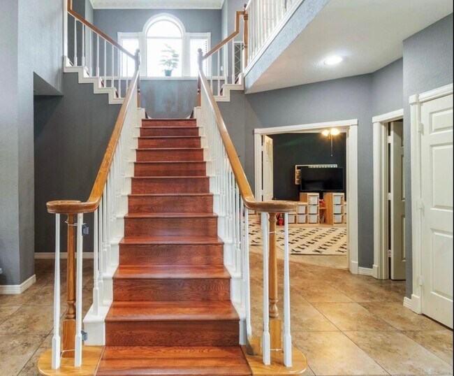 Building Photo - 18234 Knotty Green Dr