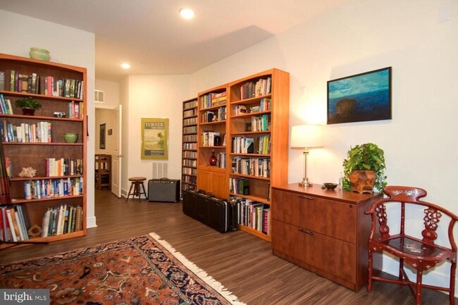 Building Photo - 4-Level Furnished townhome!