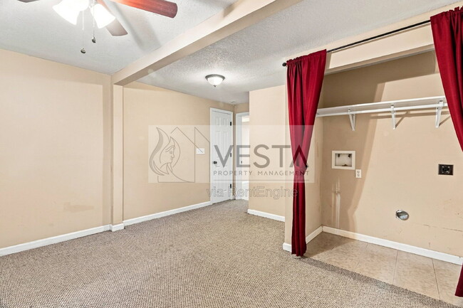 Building Photo - 121 Lyndhurst Dr