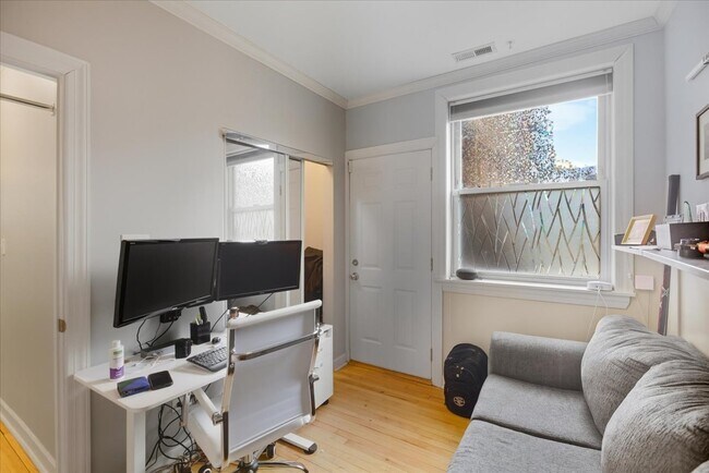 Building Photo - 3040 W Diversey Ave