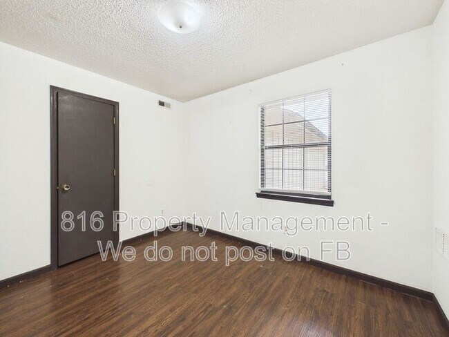 Building Photo - 1020 NE Lindsay Ave