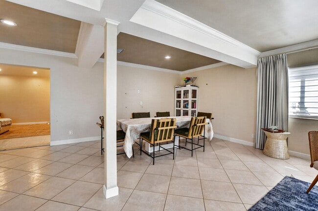 Building Photo - 10065 Camelback Ln