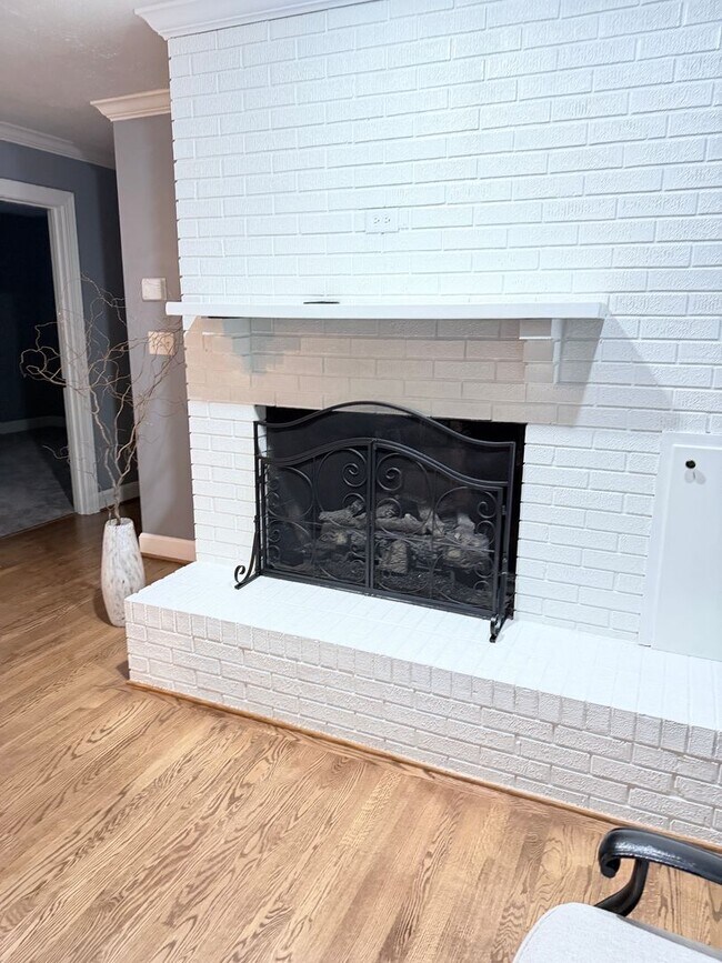 Building Photo - Beautiful brick, ranch home in the Enka School district. 3 bedrooms, 2 bathrooms!