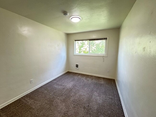 Building Photo - NO APPLICATION FEE AND FREE FIRST MONTHS RENT!! Cozy 2 Bed, 1 Bath Apartment Near Downtown Albany...