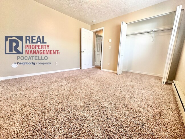 Building Photo - 230 W Chubbuck Rd