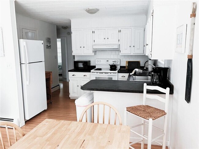 Building Photo - 10 Burbank Ave