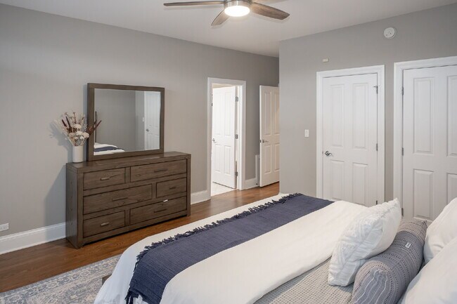 Building Photo - 3-Bed Urban Retreat with Fireplace & Granite Touches in Lincoln Park