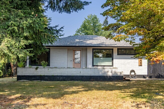Building Photo - 2 bedr + Bonus Room / Large yard and garage.