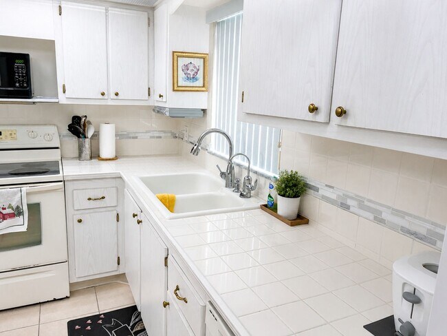 Building Photo - 4575 Cove Cir