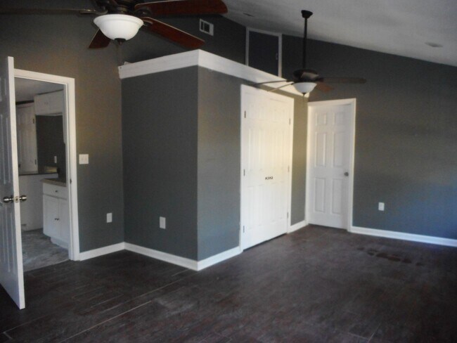 Building Photo - Adoreable 3 BR 1.5 Bath home!