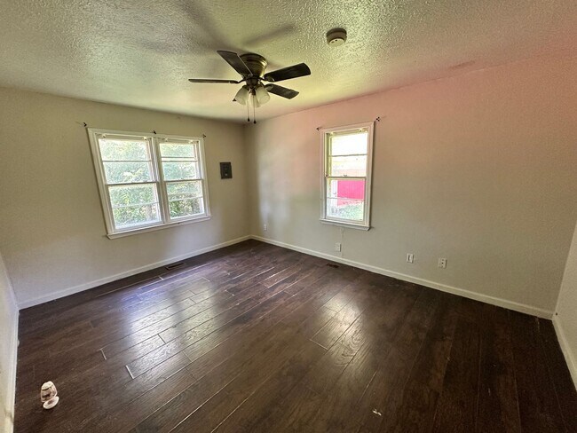 Building Photo - 3 Bed, 1 Bath Home with 2-Car Garage – Gre...