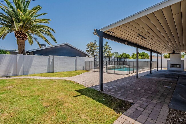 Building Photo - Three bedrooms and POOL in South Scottsdale!